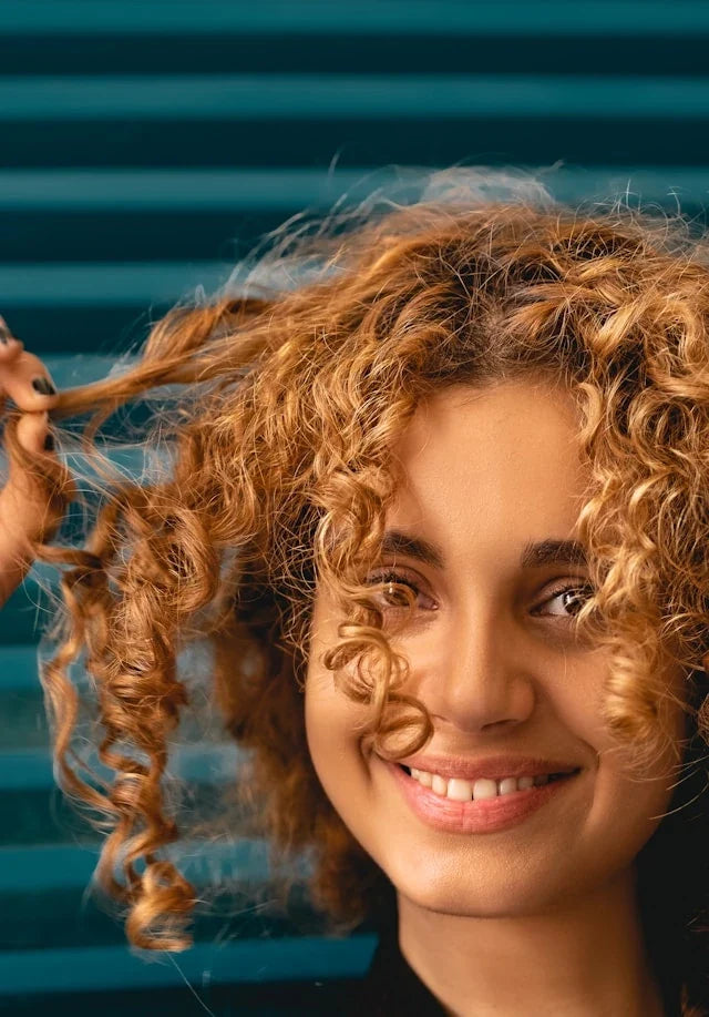 Routine pour des cheveux bouclés sublimes : l’huile d’argan à la rescousse !